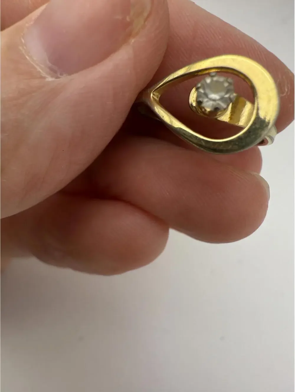 Avon Gold Tone Ring with Clear Stone Size 5